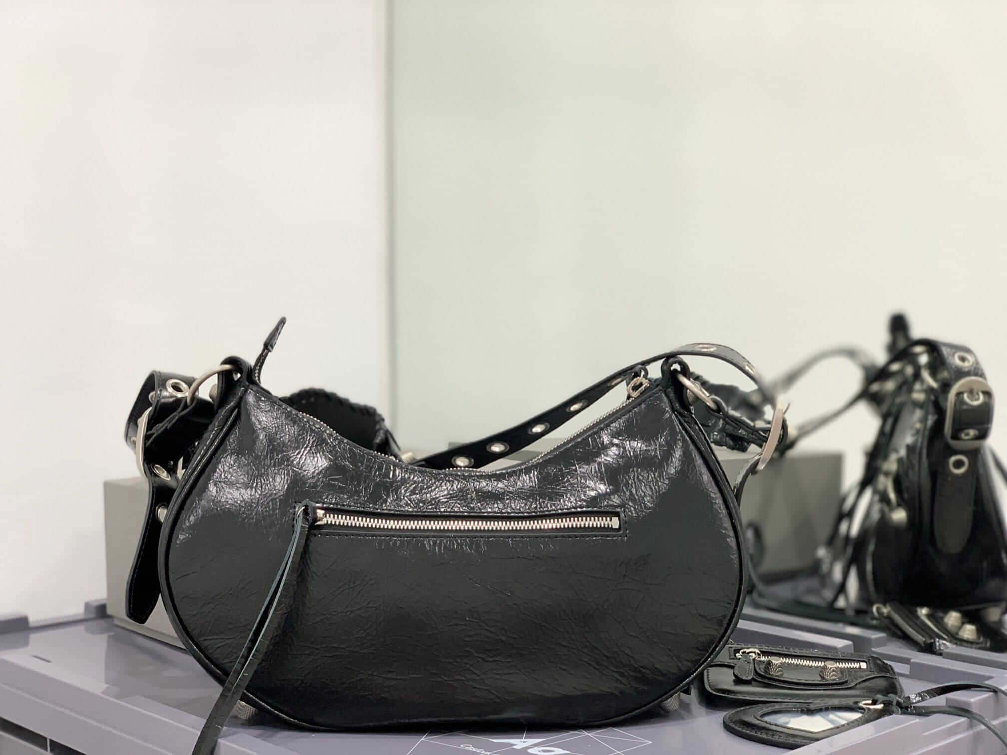 BALENCIAGA Le Cagole Small Shoulder Bag In Lambskin - Black