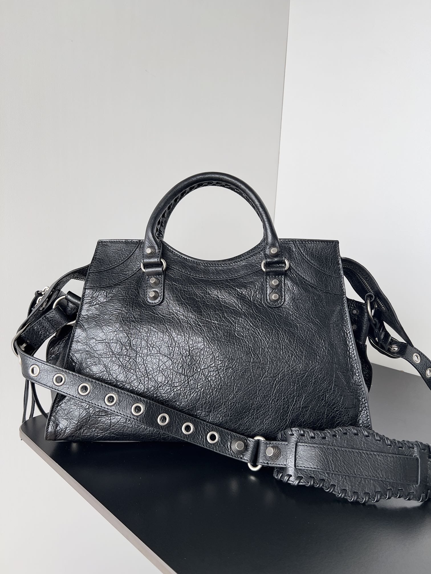 BALENCIAGA  Neo Cagole City Handbag In Lambskin - Black