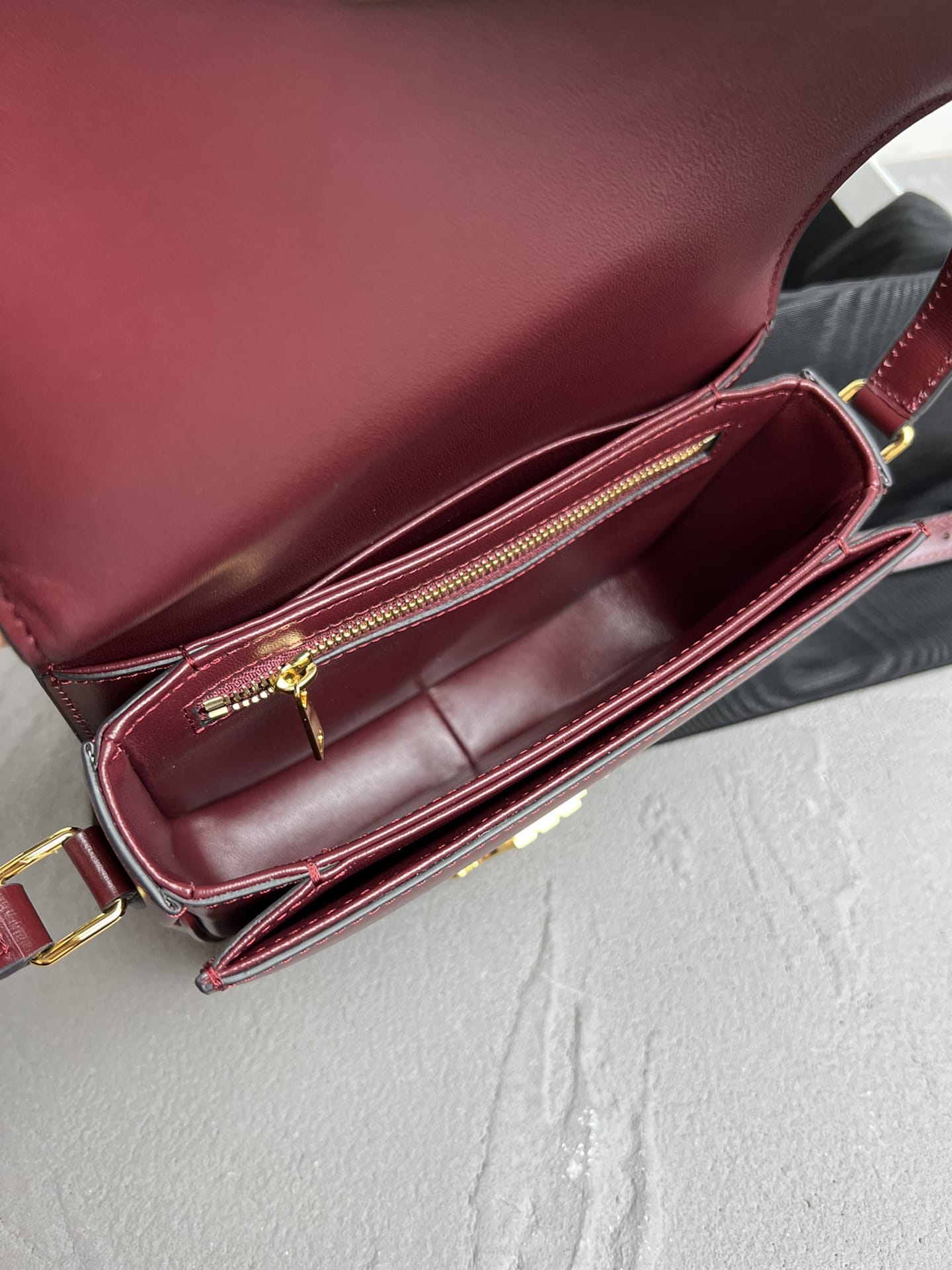 CELINE Teen Triomphe Bag In Shiny Calfskin - Light Burgundy