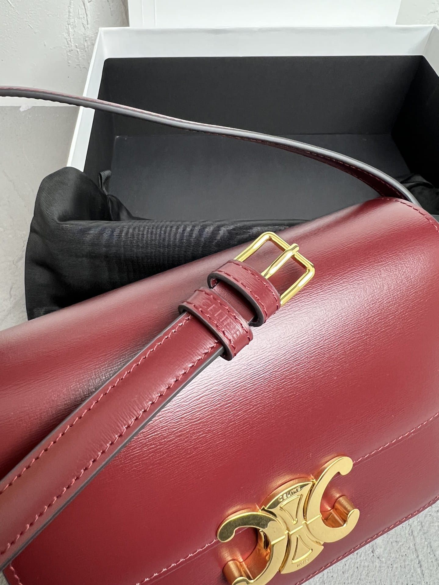 CELINE Teen Triomphe Bag In Shiny Calfskin - Light Burgundy