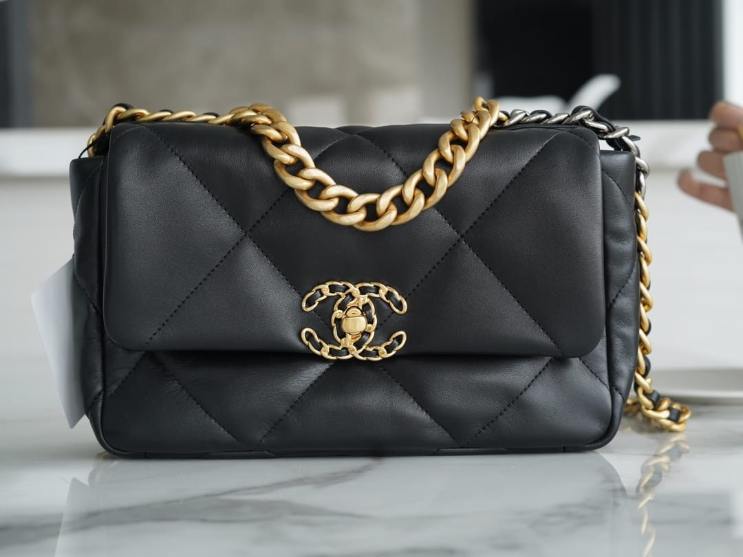 CHANEL 19 Small Flap Bag in Shiny Lambskin - Black 