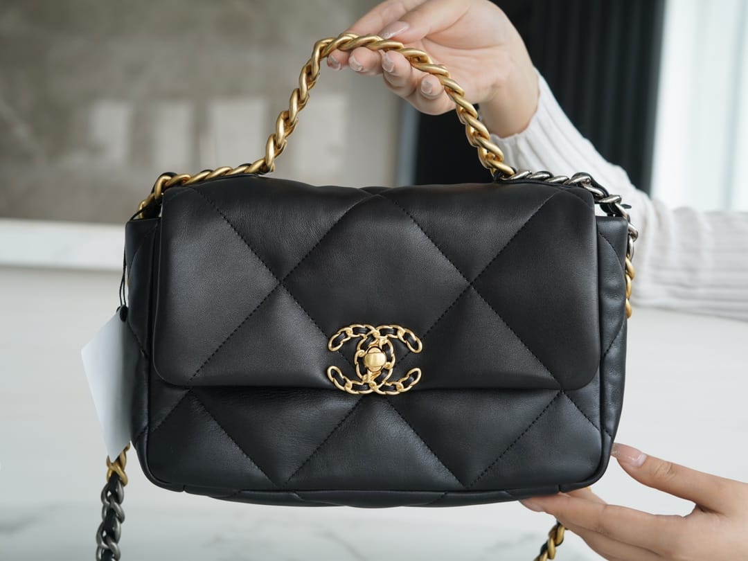 CHANEL 19 Small Flap Bag in Shiny Lambskin - Black 