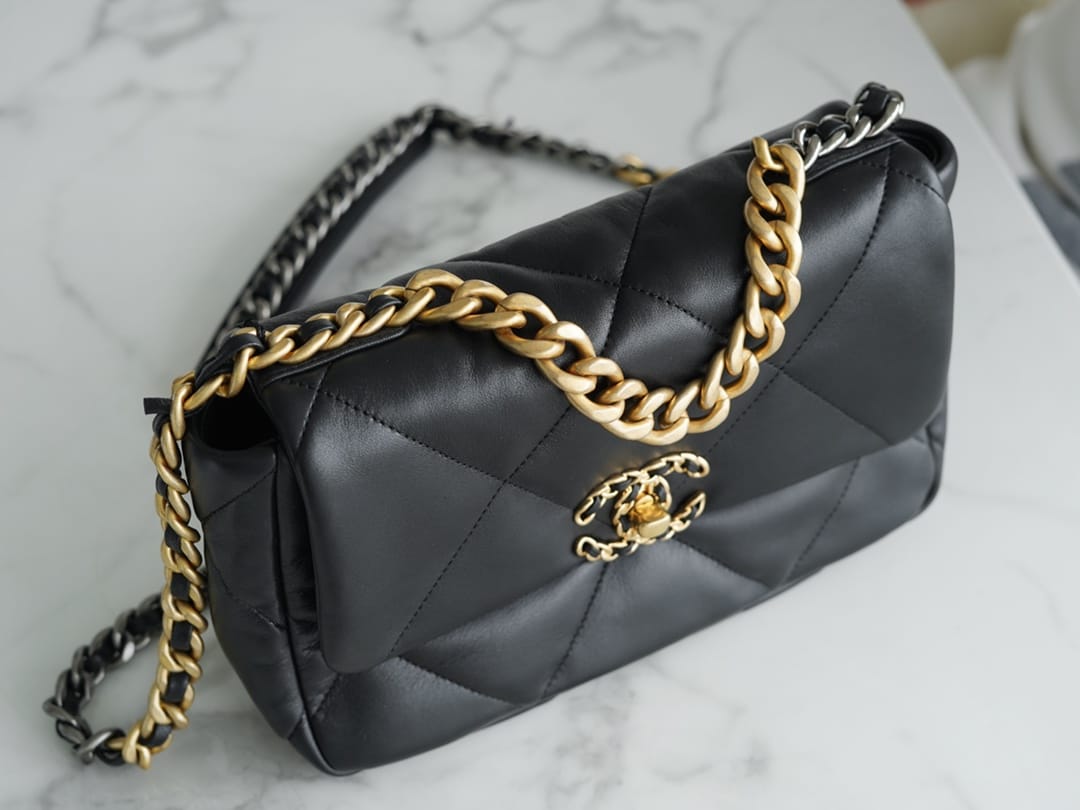 CHANEL 19 Small Flap Bag in Shiny Lambskin - Black 