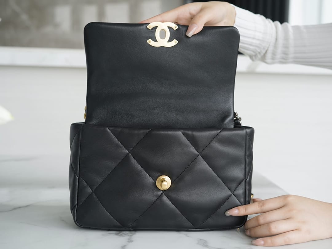 CHANEL 19 Small Flap Bag in Shiny Lambskin - Black 