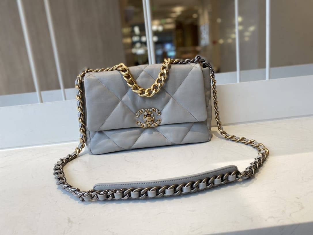 CHANEL 19 Small Flap Bag in Shiny Lambskin - Gray