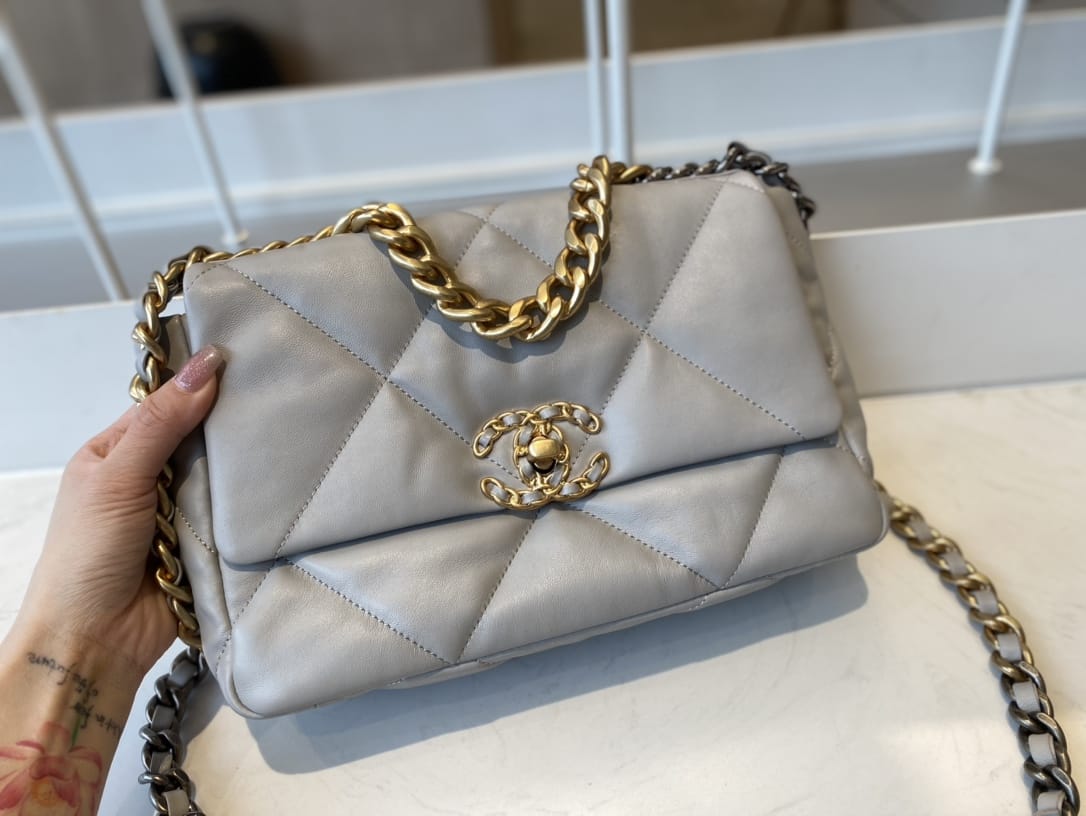 CHANEL 19 Small Flap Bag in Shiny Lambskin - Gray