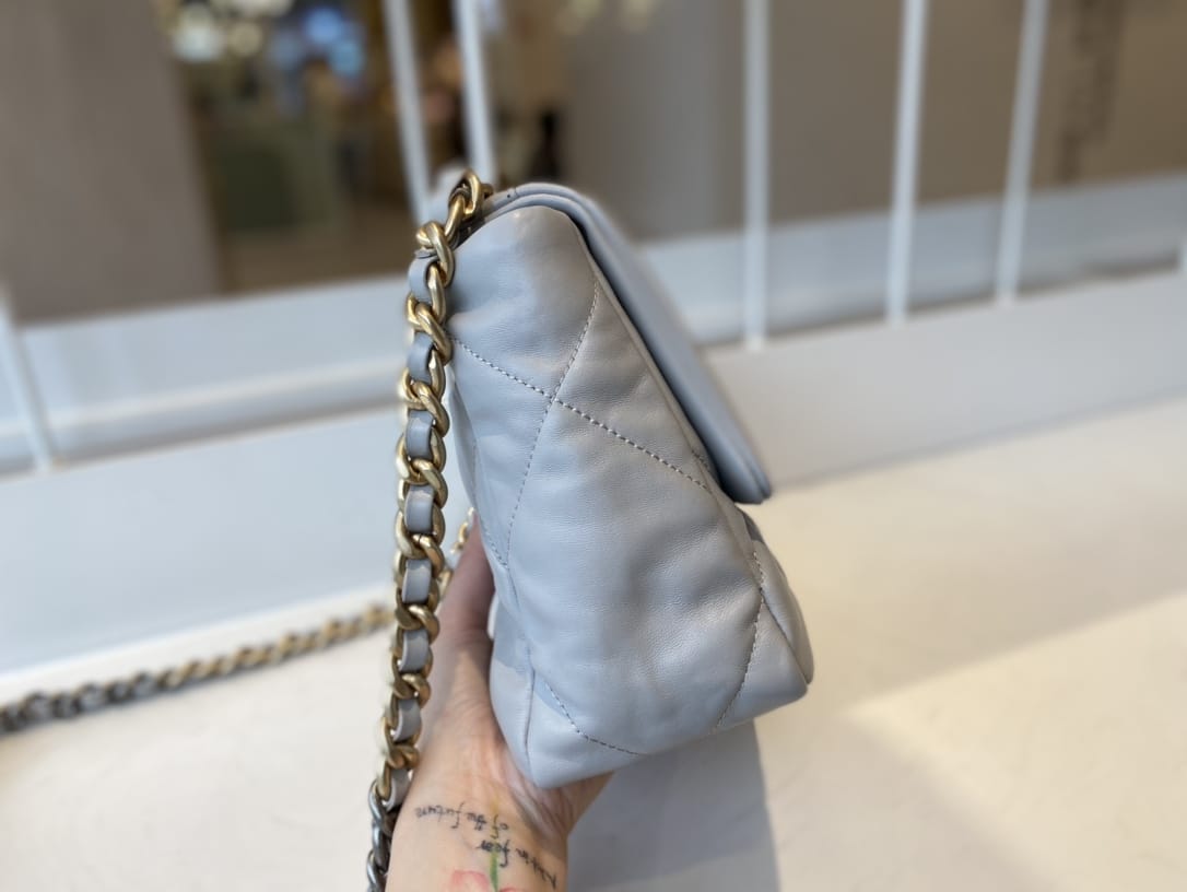 CHANEL 19 Small Flap Bag in Shiny Lambskin - Gray