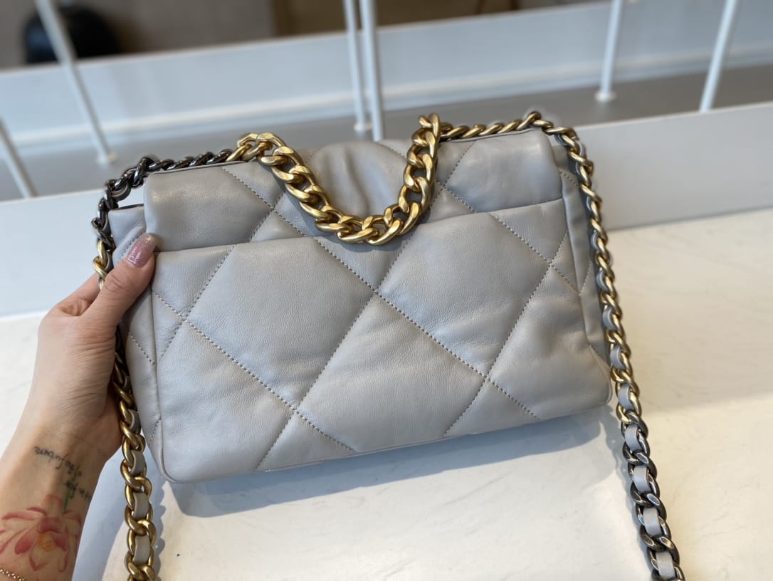 CHANEL 19 Small Flap Bag in Shiny Lambskin - Gray