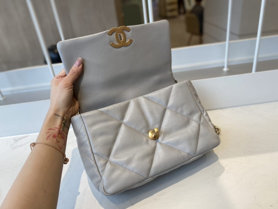 CHANEL 19 Small Flap Bag in Shiny Lambskin - Gray