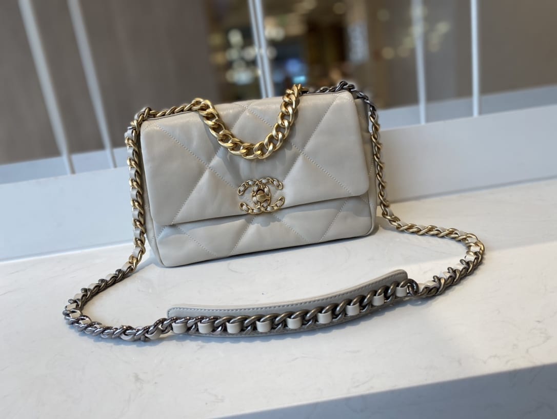 CHANEL 19 Small Flap Bag in Shiny Lambskin - Light Grey