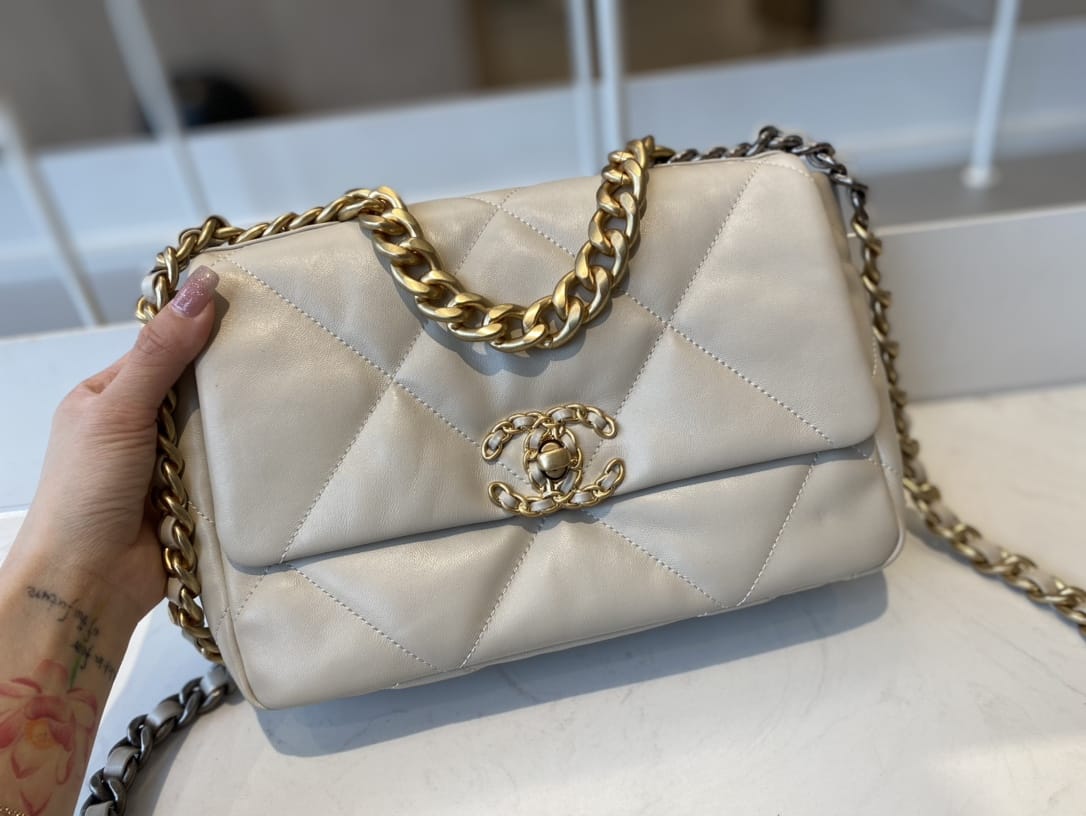 CHANEL 19 Small Flap Bag in Shiny Lambskin - Light Grey