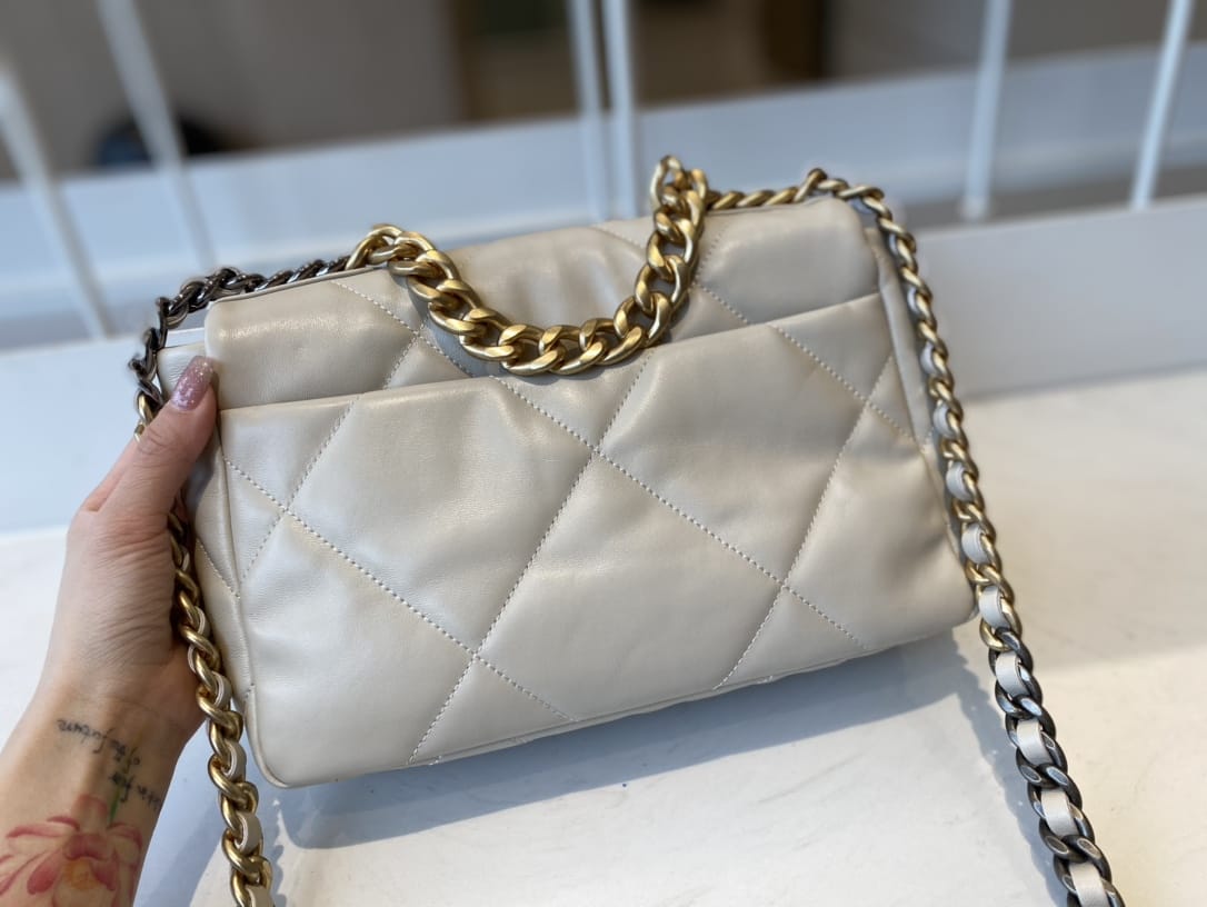 CHANEL 19 Small Flap Bag in Shiny Lambskin - Light Grey