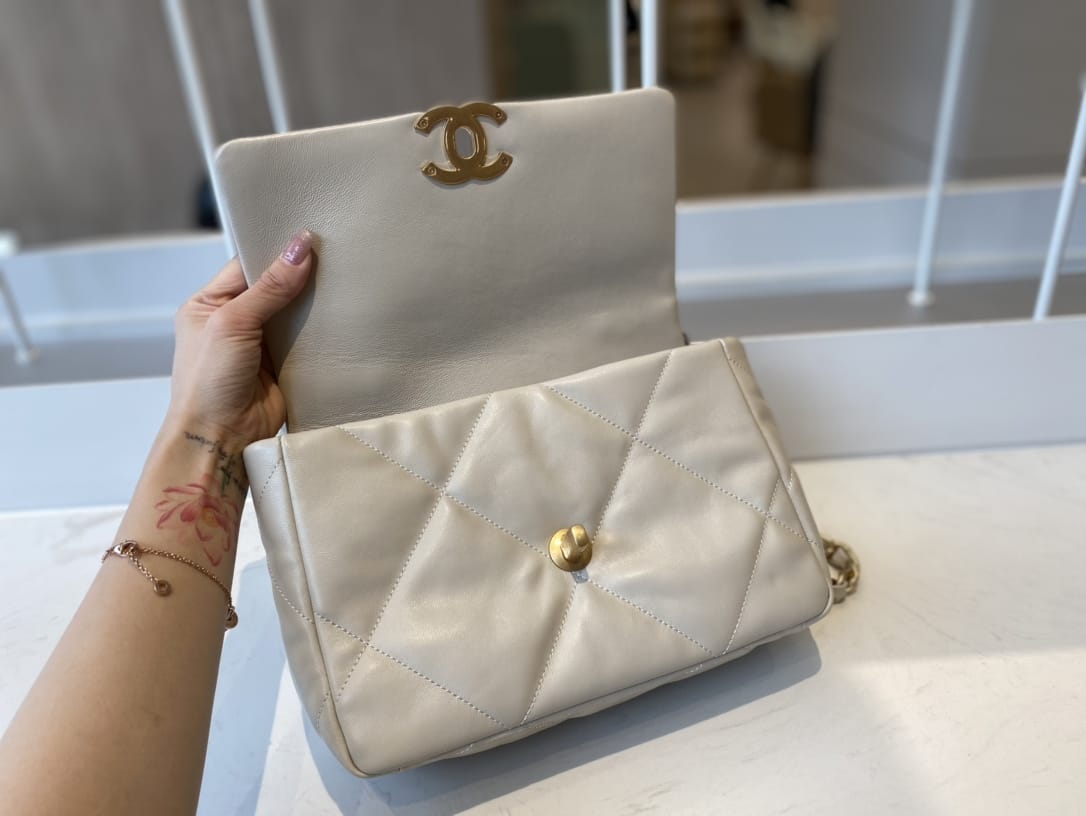 CHANEL 19 Small Flap Bag in Shiny Lambskin - Light Grey