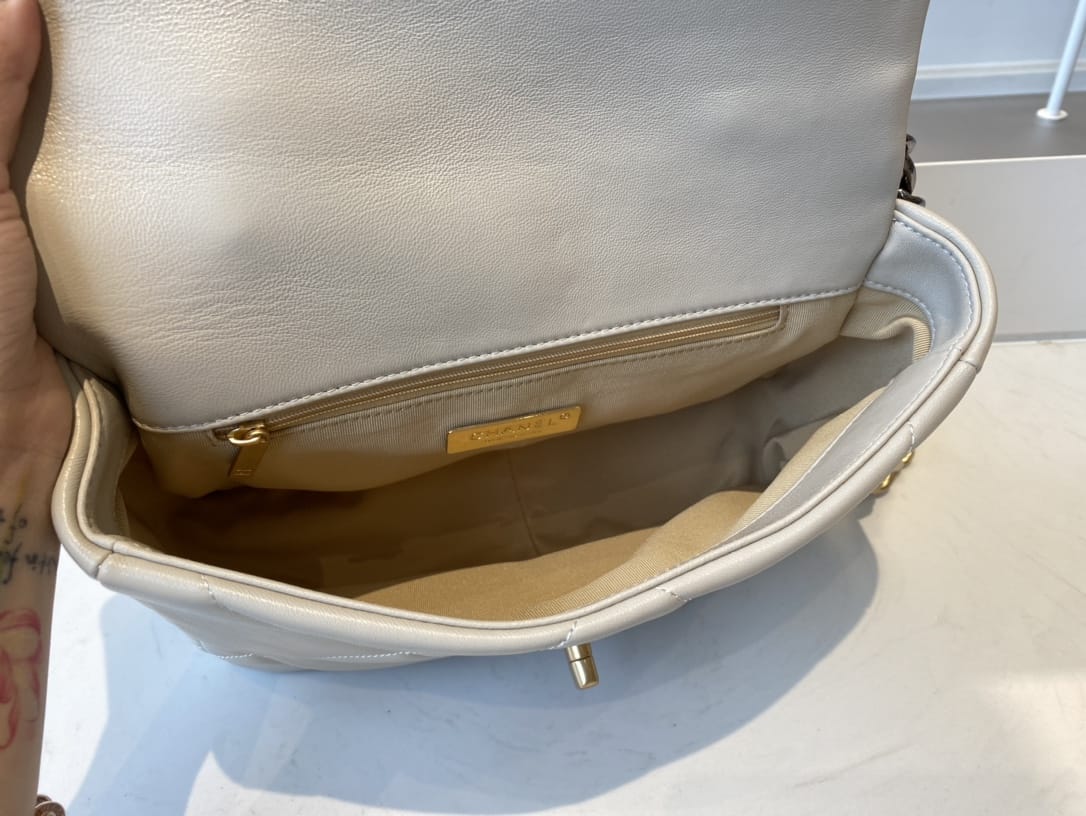 CHANEL 19 Small Flap Bag in Shiny Lambskin - Light Grey