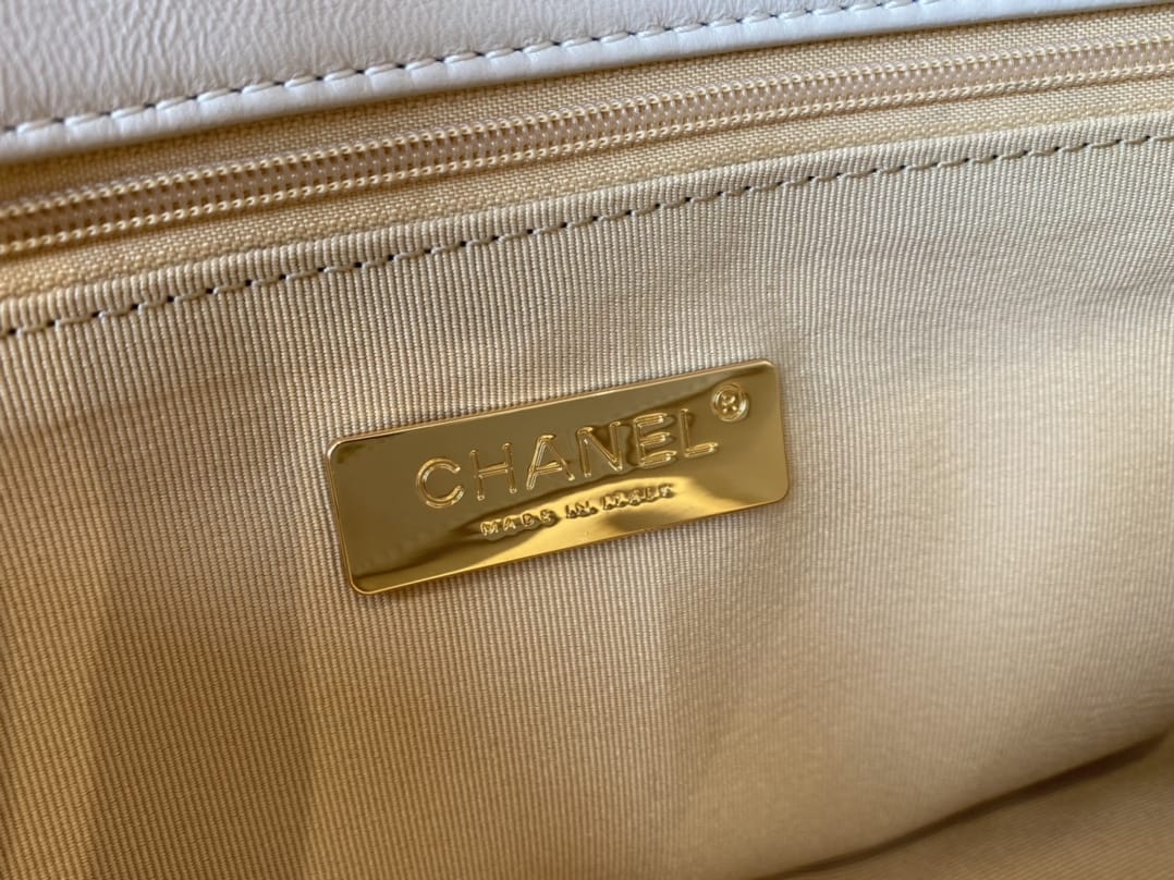 CHANEL 19 Small Flap Bag in Shiny Lambskin - Light Grey