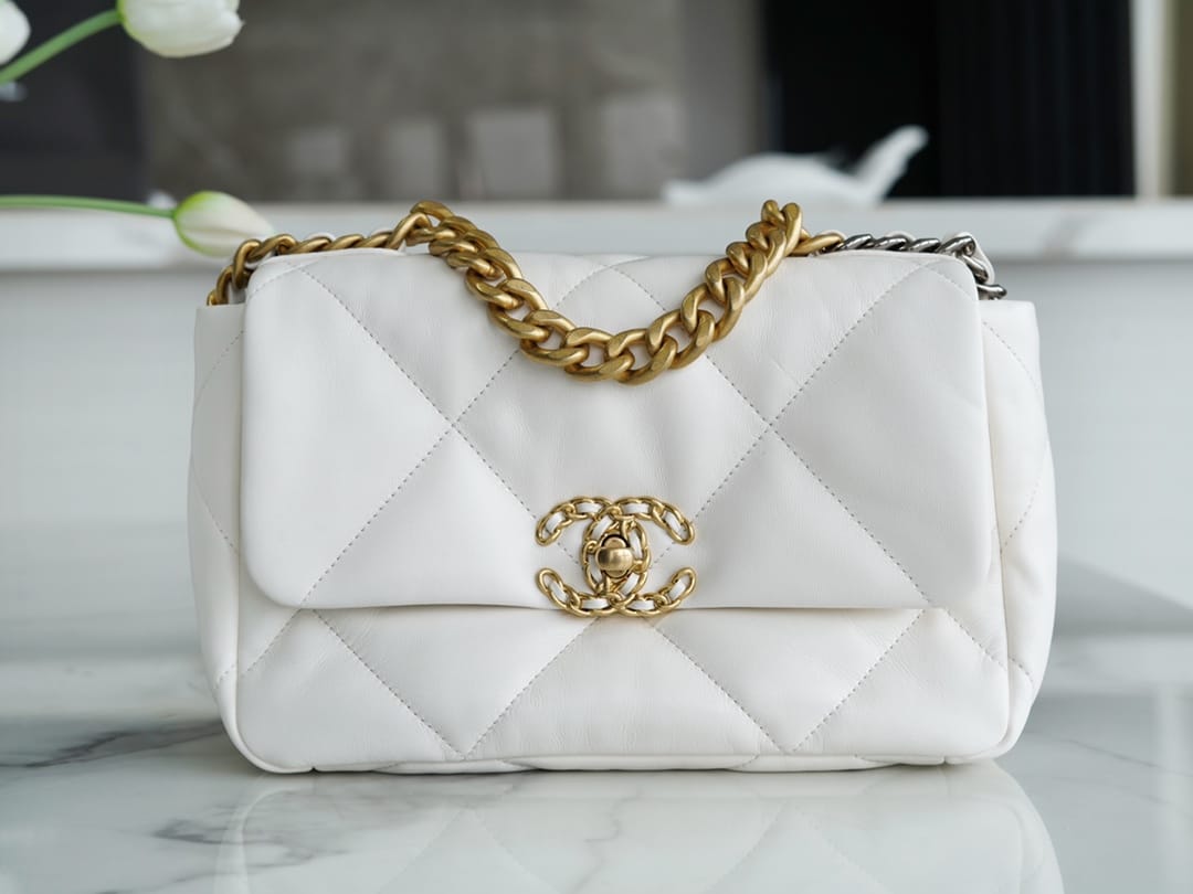 CHANEL 19 Small Flap Bag in Shiny Lambskin - White 