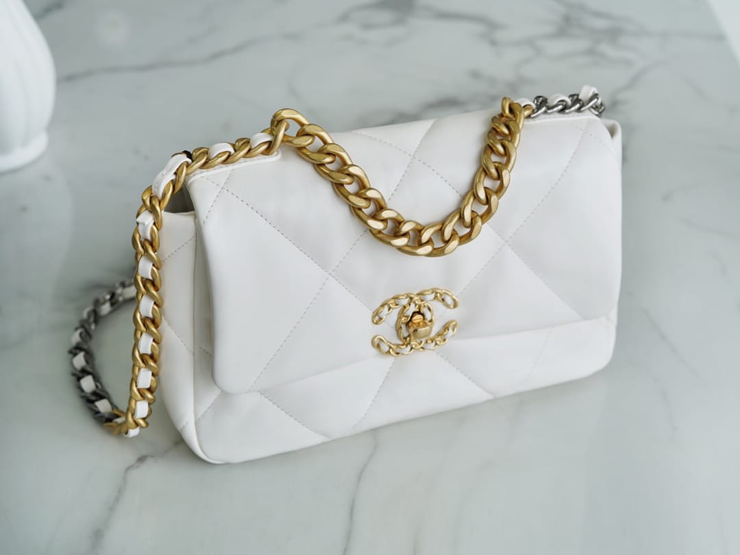 CHANEL 19 Small Flap Bag in Shiny Lambskin - White 