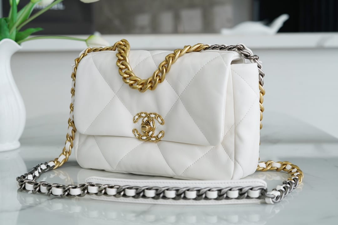 CHANEL 19 Small Flap Bag in Shiny Lambskin - White 