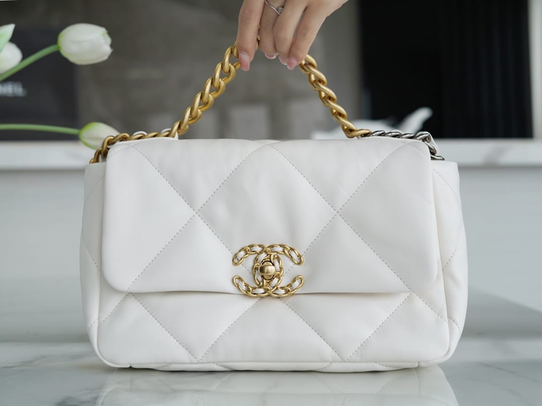 CHANEL 19 Small Flap Bag in Shiny Lambskin - White 