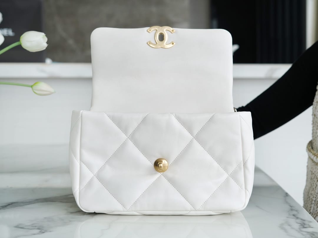 CHANEL 19 Small Flap Bag in Shiny Lambskin - White 