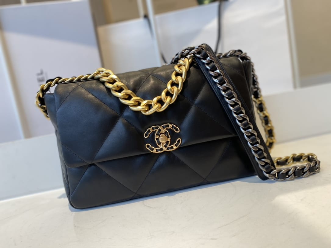 CHANEL 19 Large Flap Bag in Shiny Lambskin - Black 