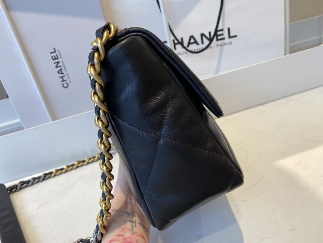 CHANEL 19 Large Flap Bag in Shiny Lambskin - Black 