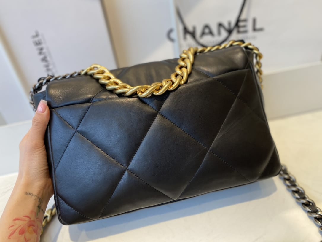 CHANEL 19 Large Flap Bag in Shiny Lambskin - Black 