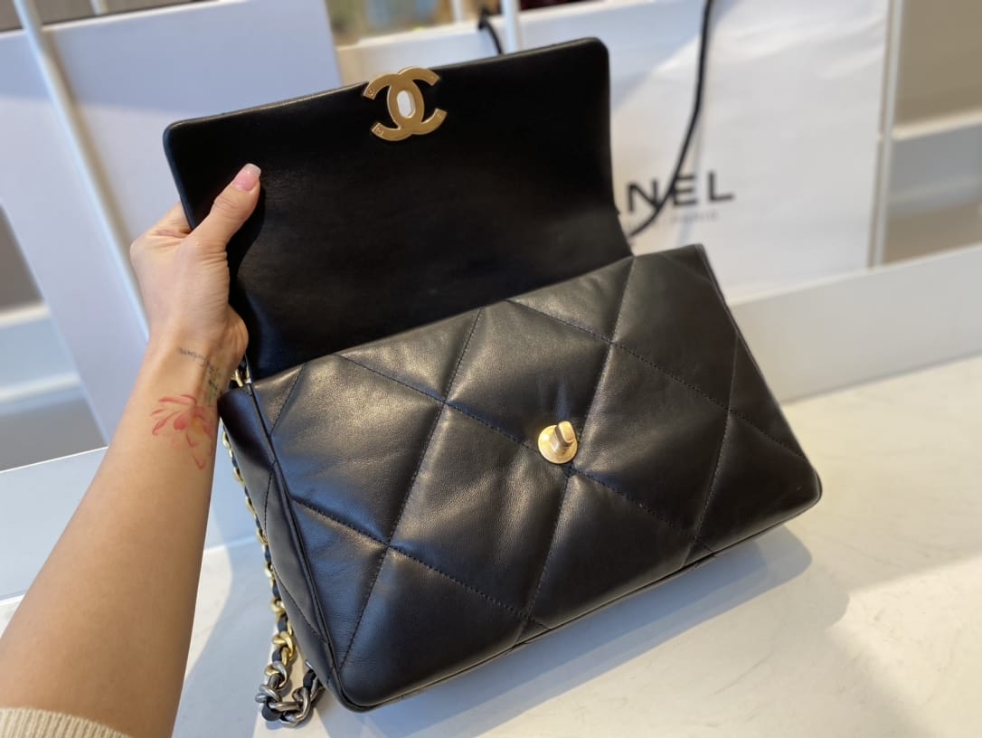 CHANEL 19 Large Flap Bag in Shiny Lambskin - Black 