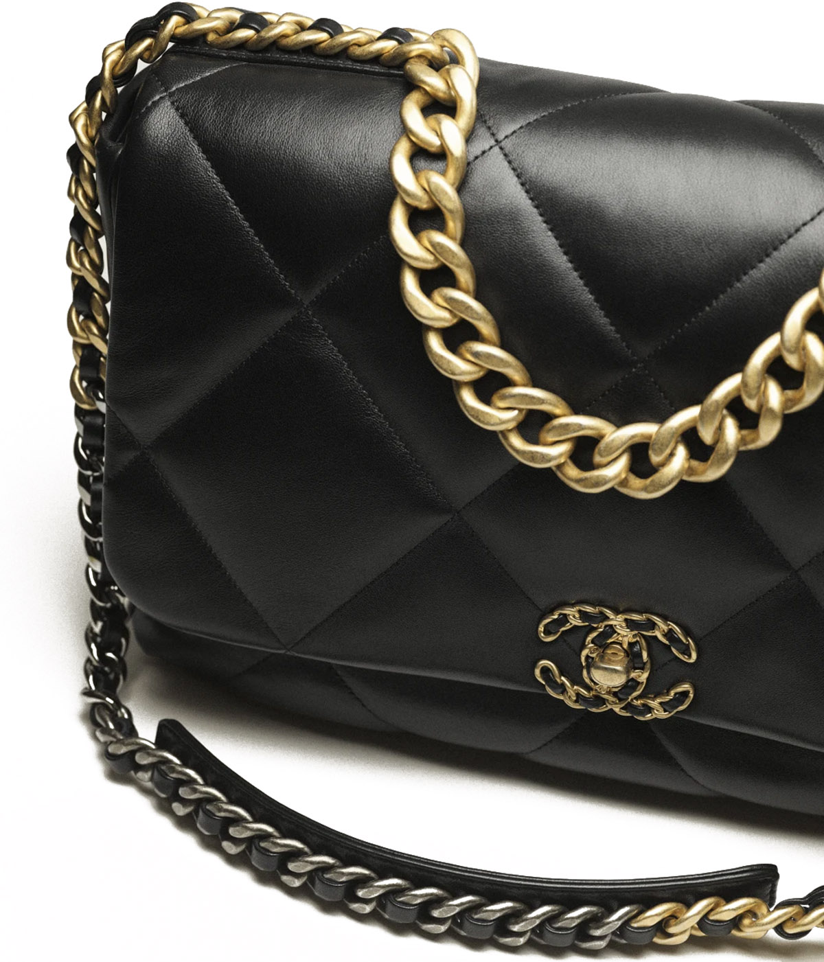 CHANEL 19 Maxi Flap Bag in Shiny Lambskin - Black 