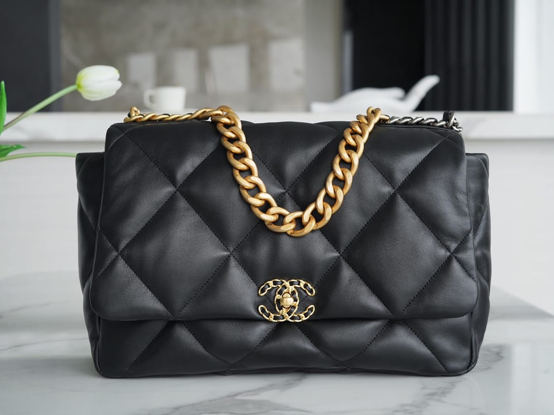 CHANEL 19 Maxi Flap Bag in Shiny Lambskin - Black 