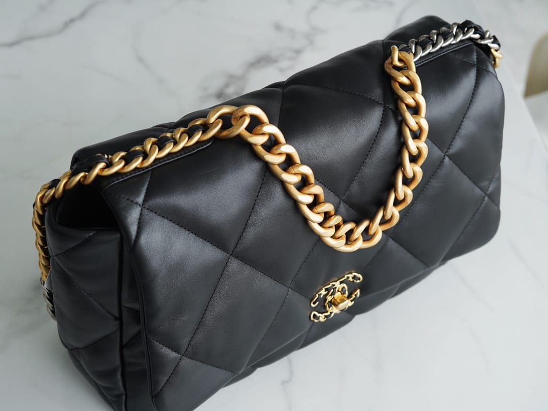 CHANEL 19 Maxi Flap Bag in Shiny Lambskin - Black 