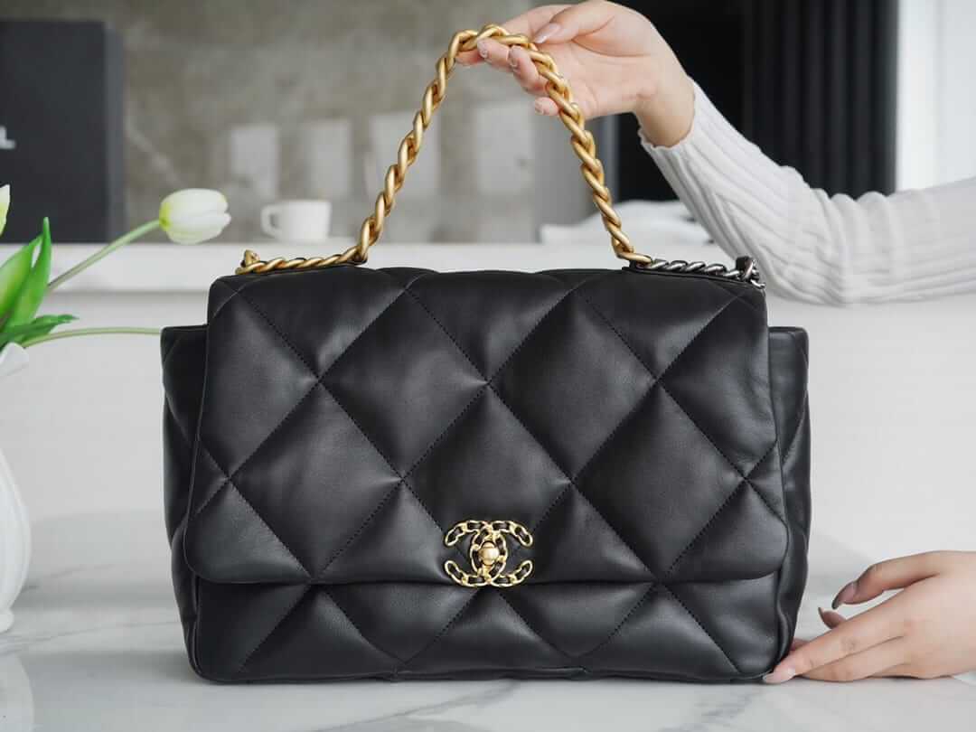 CHANEL 19 Maxi Flap Bag in Shiny Lambskin - Black 