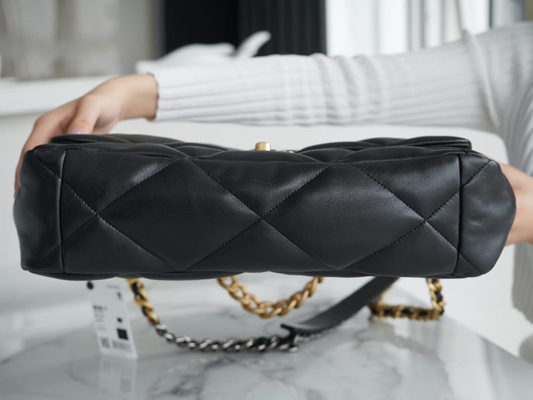 CHANEL 19 Maxi Flap Bag in Shiny Lambskin - Black 