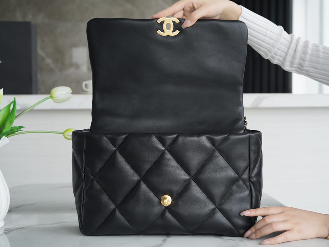 CHANEL 19 Maxi Flap Bag in Shiny Lambskin - Black 