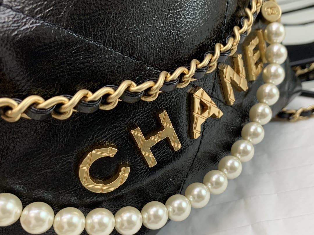 CHANEL 22 Mini Hobo Bag With Pearl Shiny Calfskin - Black 