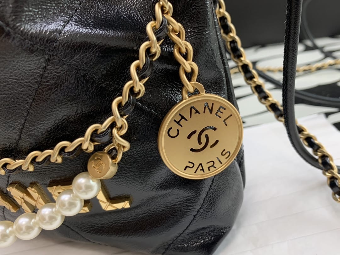 CHANEL 22 Mini Hobo Bag With Pearl Shiny Calfskin - Black 