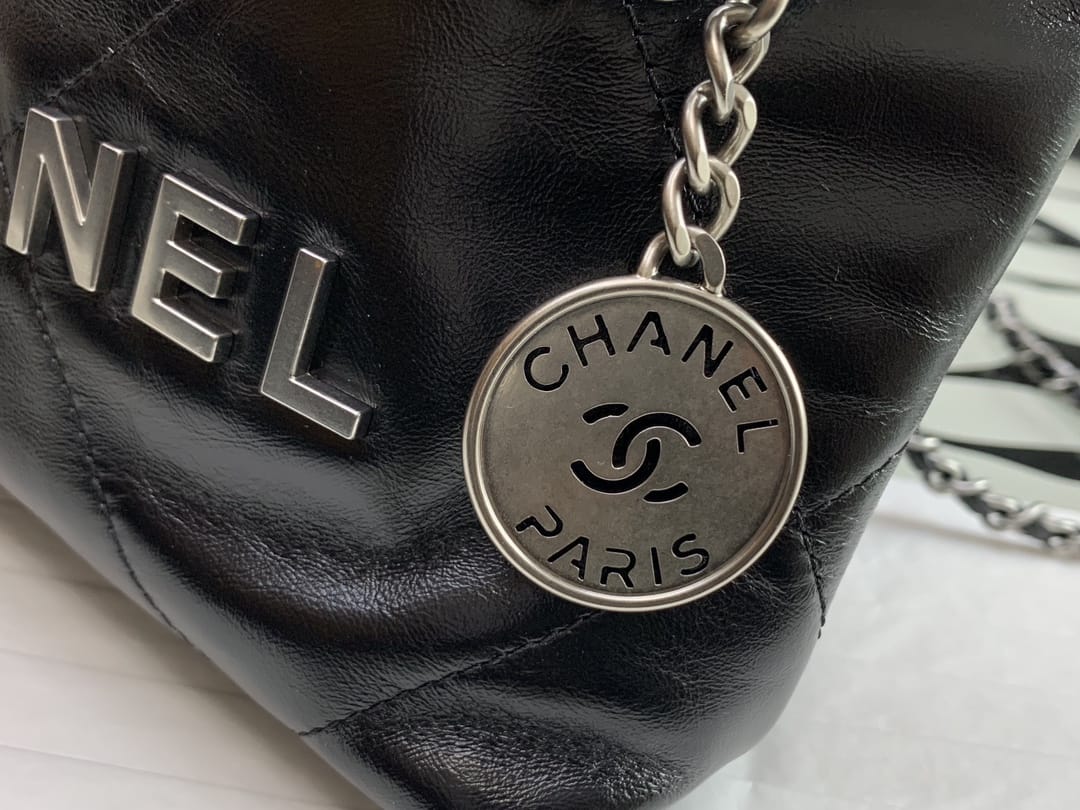 CHANEL 22 Mini Hobo Bag in Grained Calfskin - Black & Silver