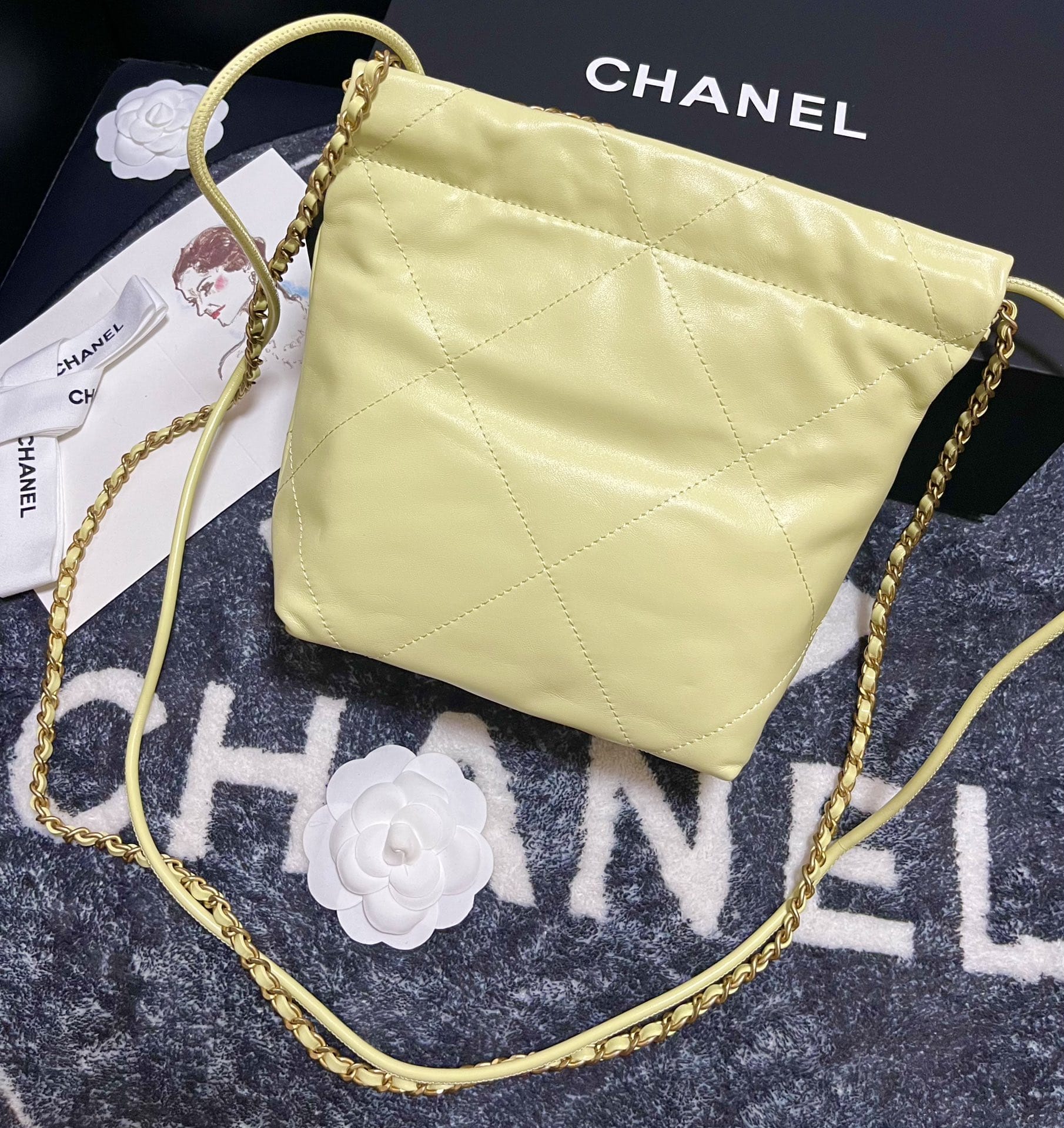 CHANEL 22 Mini Hobo Bag in Shiny Calfskin - Light Yellow