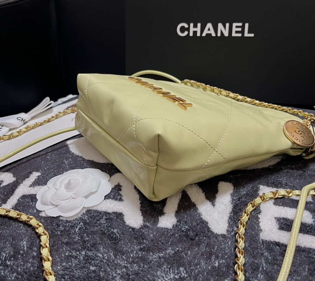 CHANEL 22 Mini Hobo Bag in Shiny Calfskin - Light Yellow