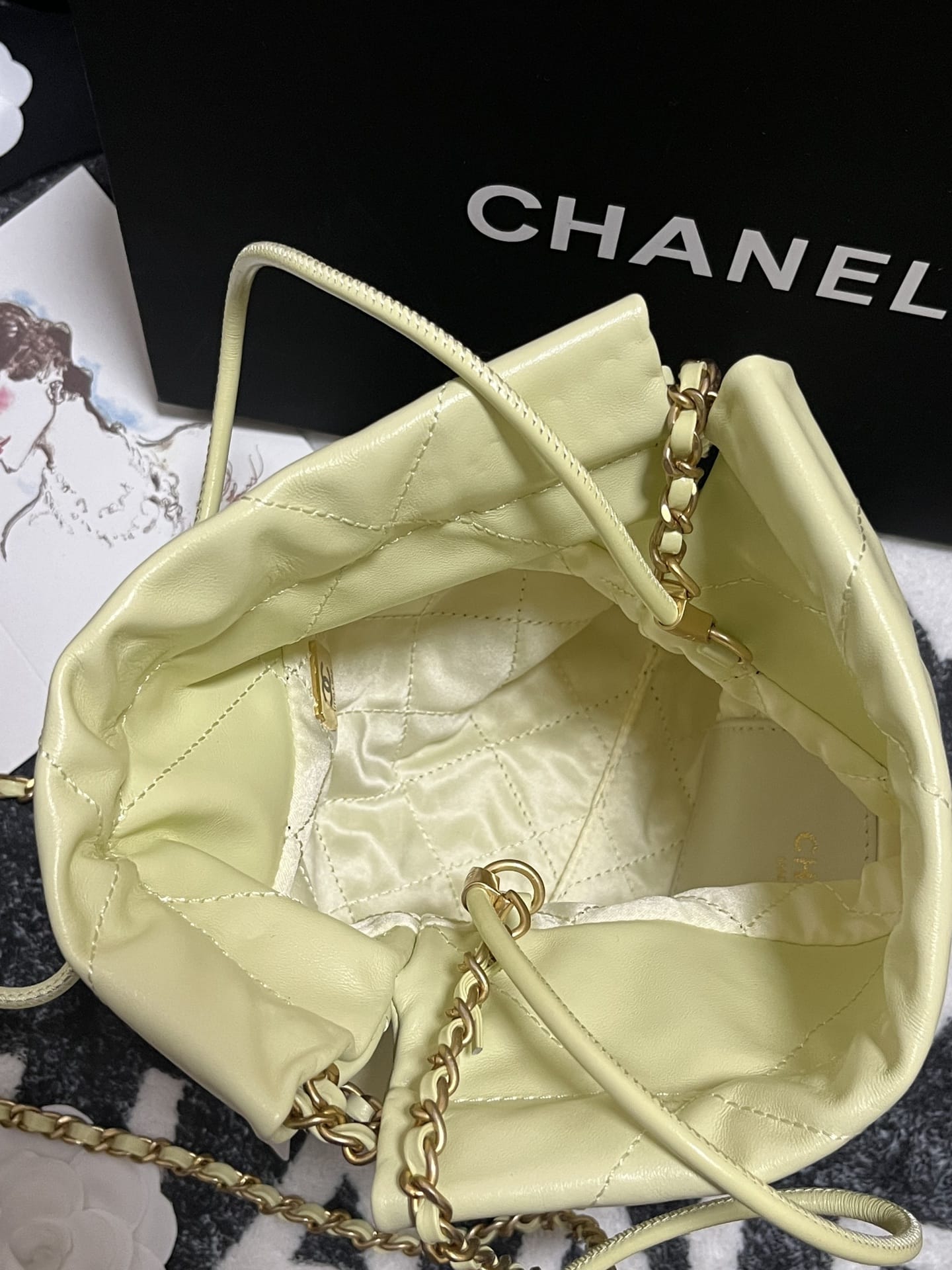 CHANEL 22 Mini Hobo Bag in Shiny Calfskin - Light Yellow