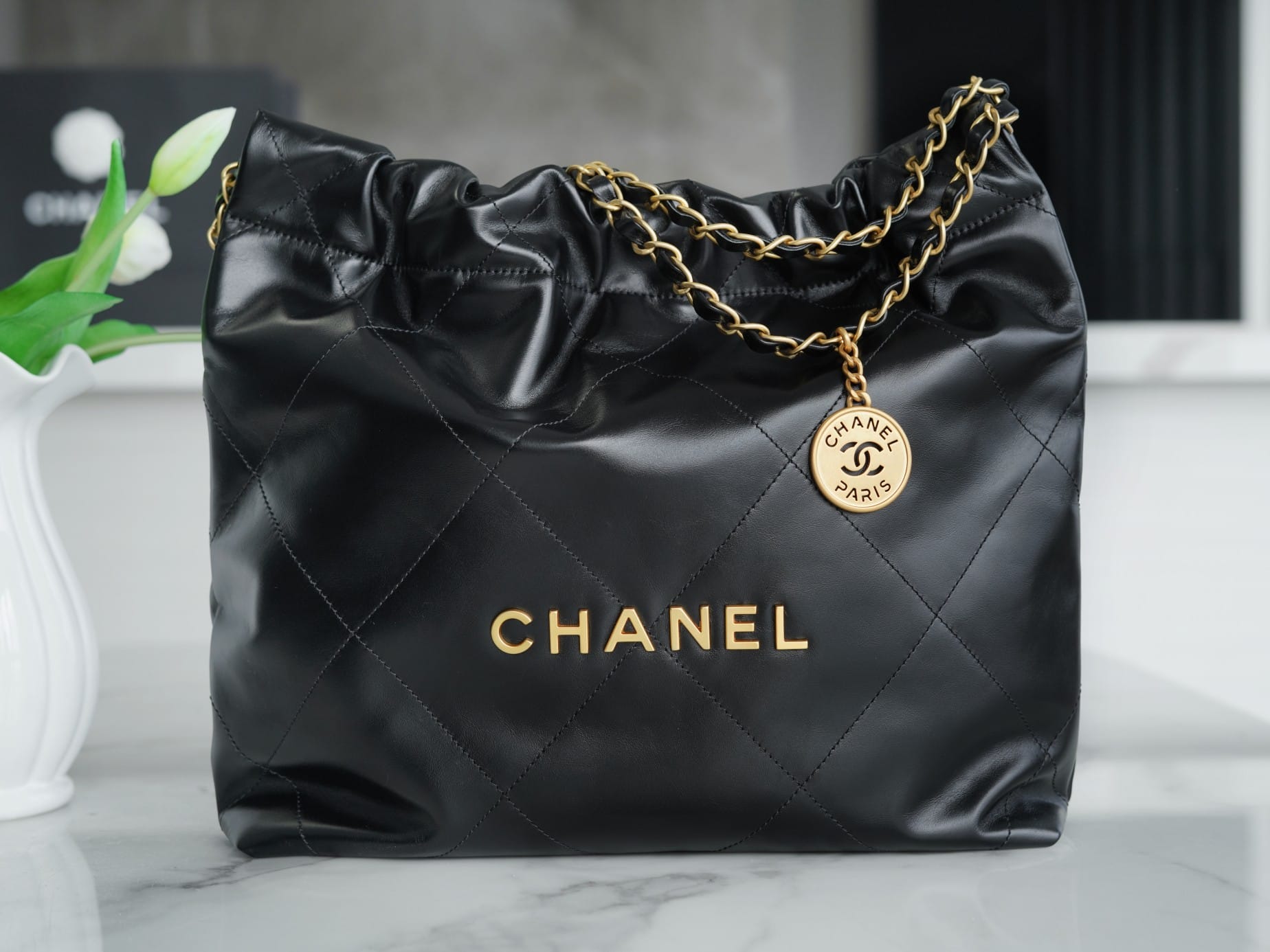 CHANEL 22 Small Hobo Bag in Shiny Calfskin - Black 