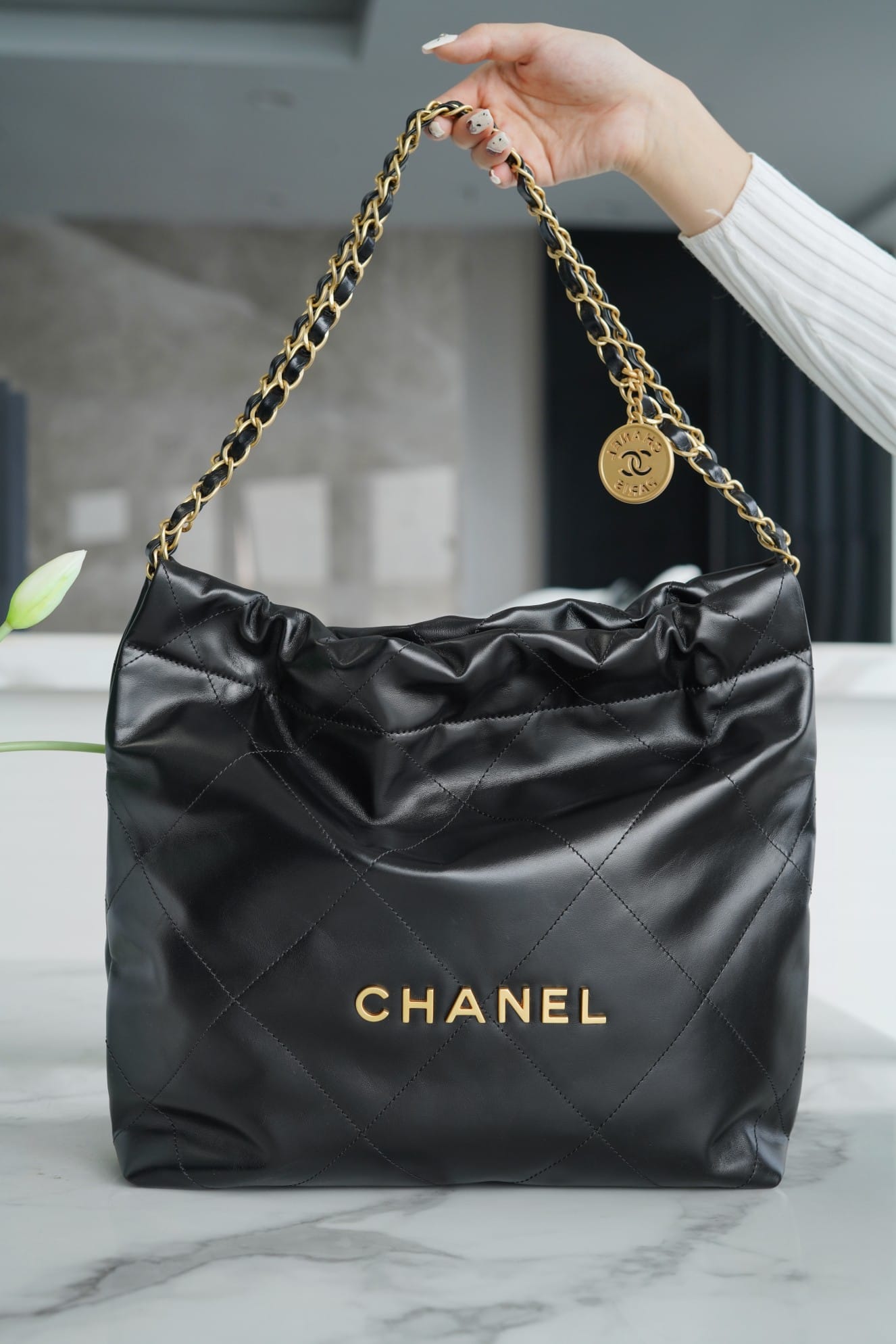 CHANEL 22 Small Hobo Bag in Shiny Calfskin - Black 