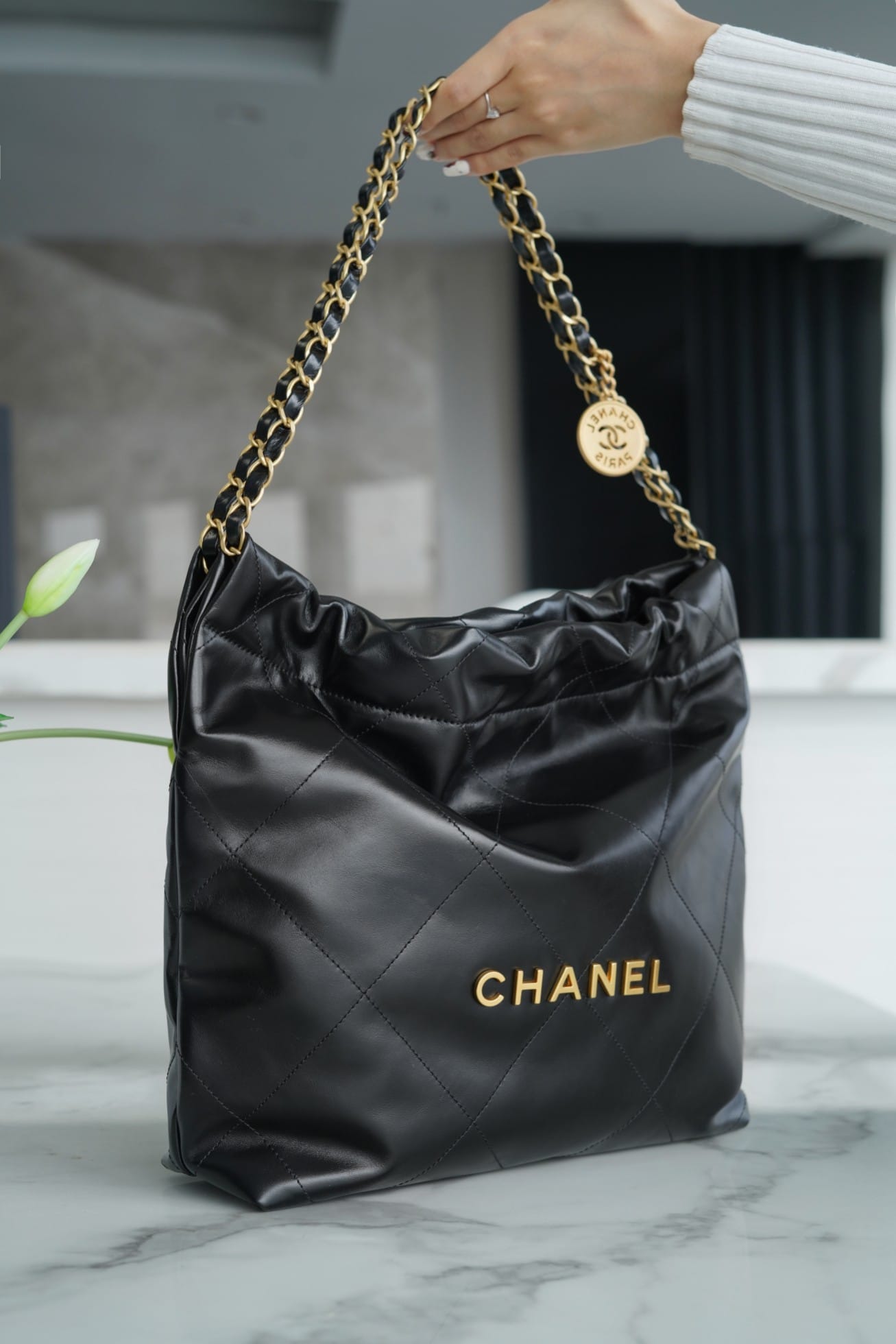 CHANEL 22 Small Hobo Bag in Shiny Calfskin - Black 