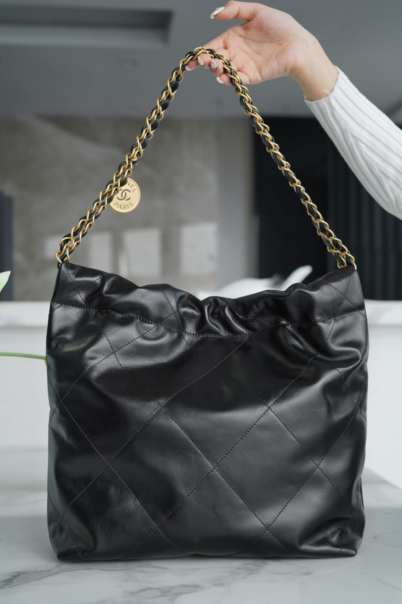 CHANEL 22 Small Hobo Bag in Shiny Calfskin - Black 