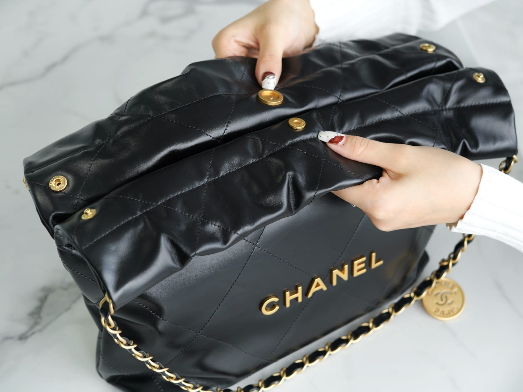 CHANEL 22 Small Hobo Bag in Shiny Calfskin - Black 