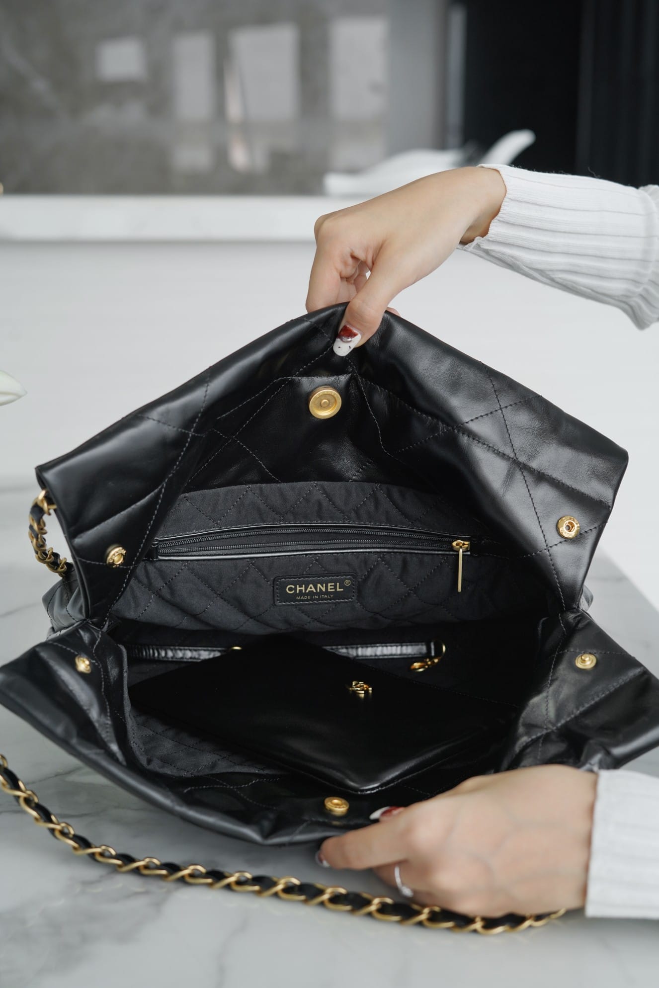 CHANEL 22 Small Hobo Bag in Shiny Calfskin - Black 