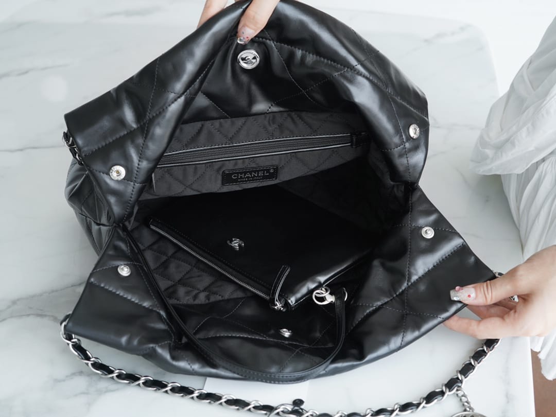 CHANEL 22 Small Hobo Bag in Shiny Calfskin - Black & Silver