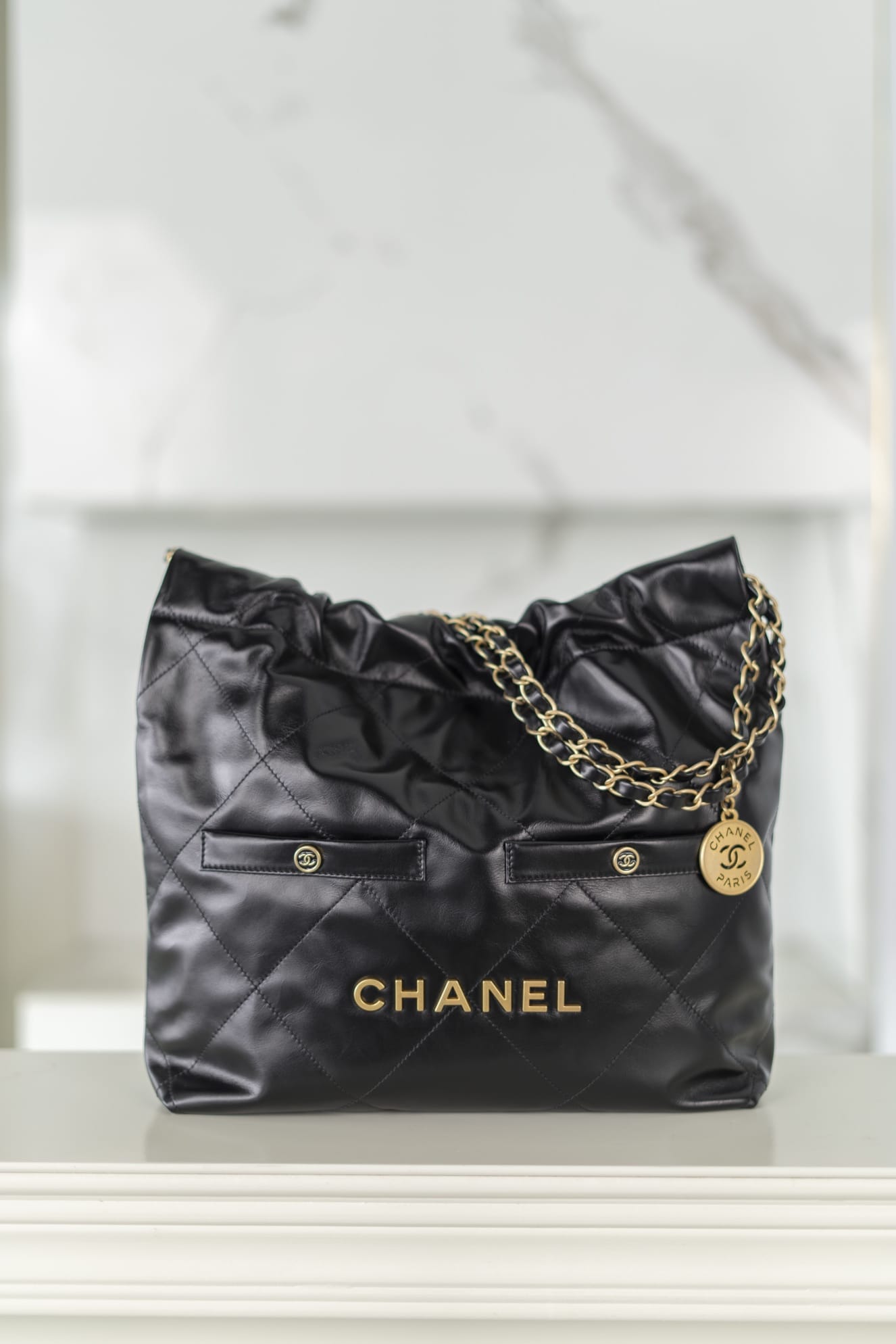 CHANEL 22 Small Hobo Bag in Shiny Calfskin - Black & Gold