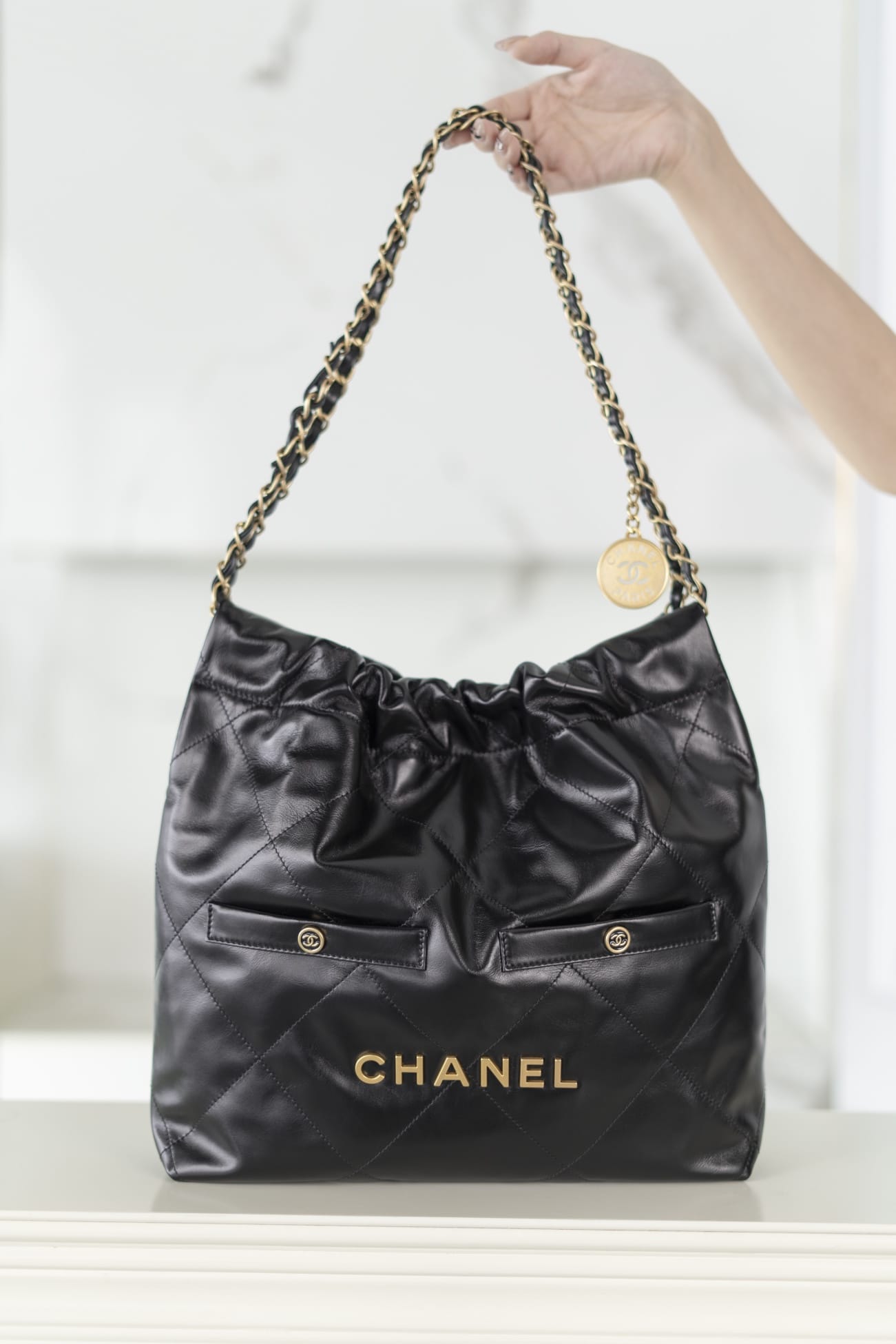 CHANEL 22 Small Hobo Bag in Shiny Calfskin - Black & Gold