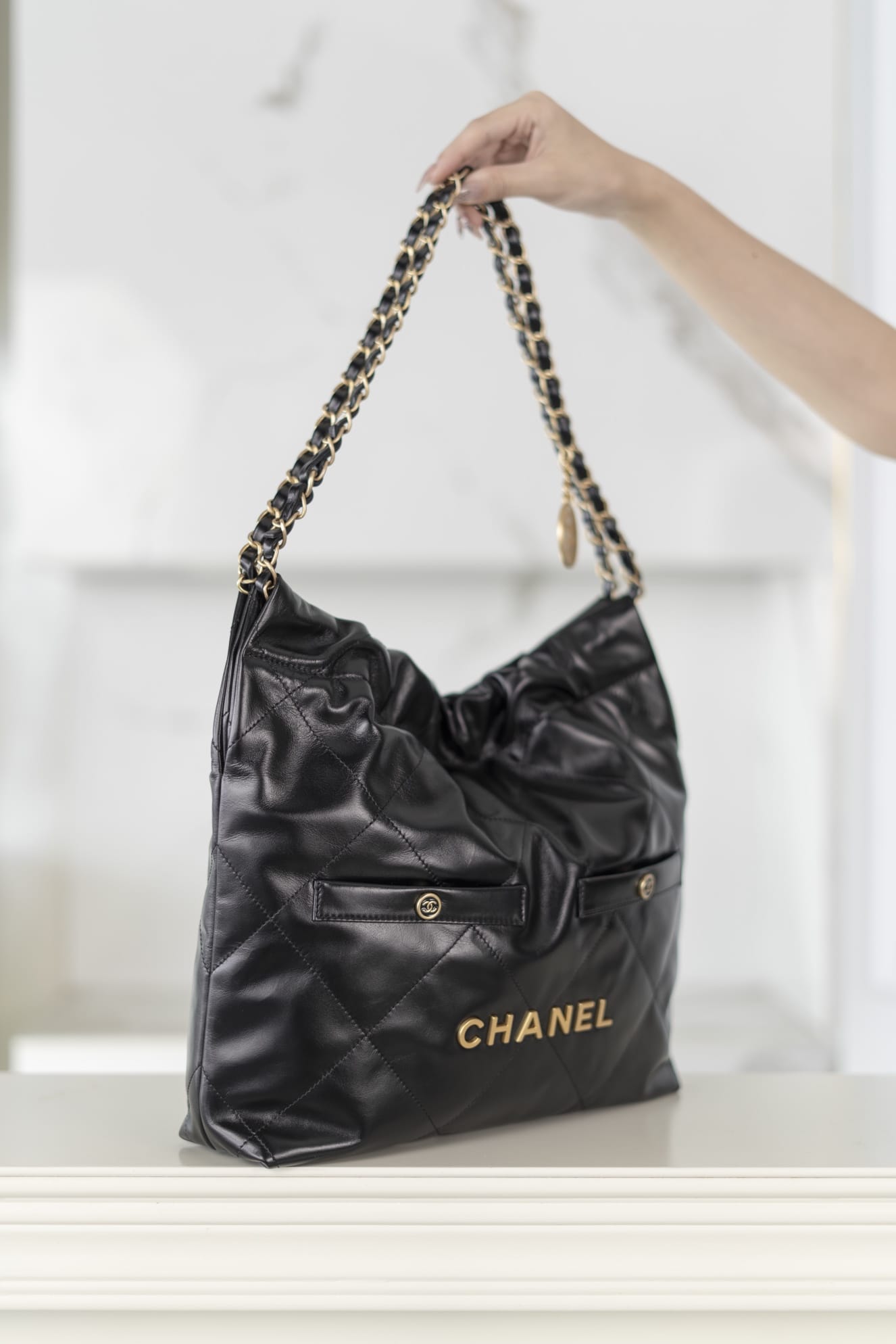 CHANEL 22 Small Hobo Bag in Shiny Calfskin - Black & Gold